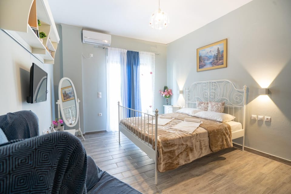 Bed, Living room, Bedroom, towels, air conditioner