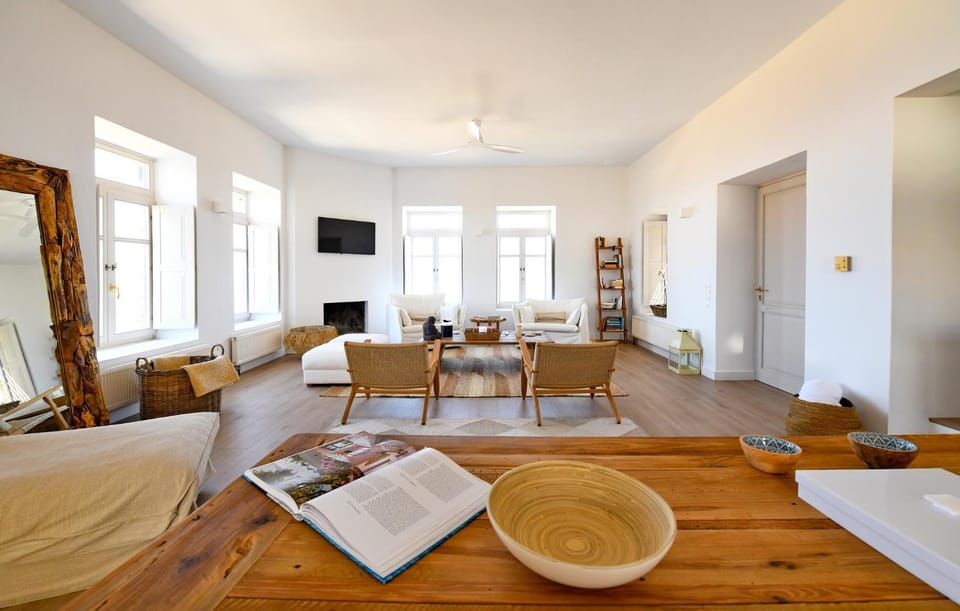 TV and multimedia, Living room, Seating area, Dining area, fireplace