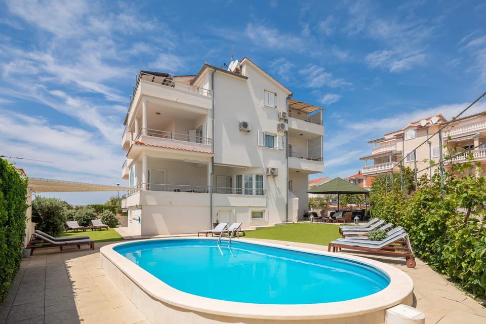 Property building, Patio, Day, Swimming pool, sunbed