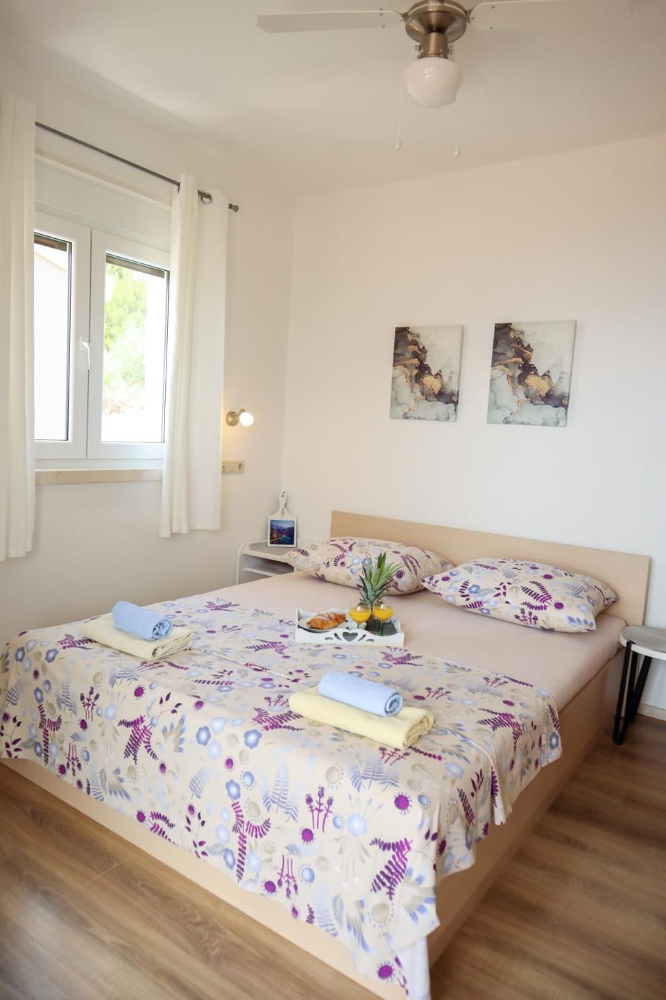 Photo of the whole room, Bedroom
