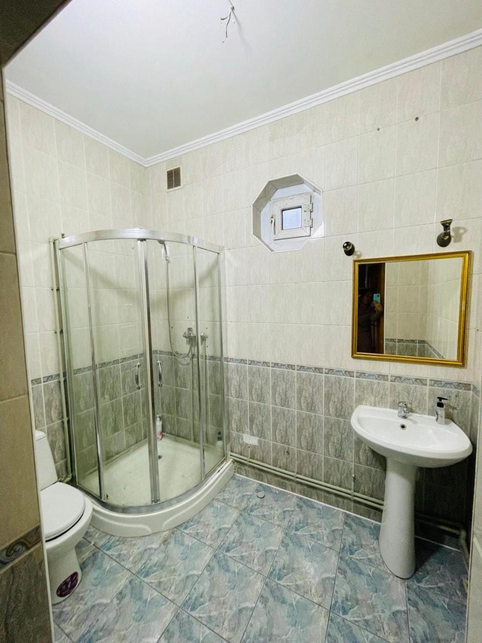 Shower, Toilet