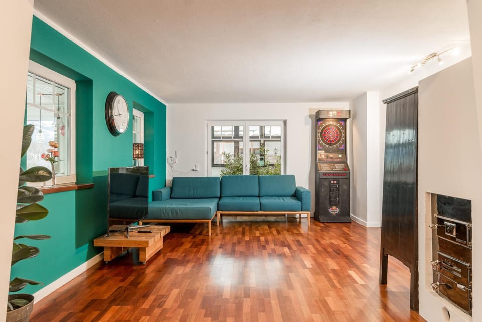 TV and multimedia, Living room, Seating area, Evening entertainment