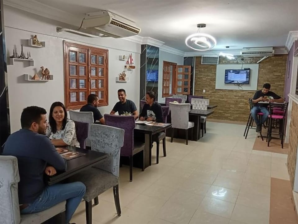 Property building, Restaurant/places to eat, People, TV and multimedia, Living room, Lobby or reception, Banquet/Function facilities, Seating area, Food, group of guests