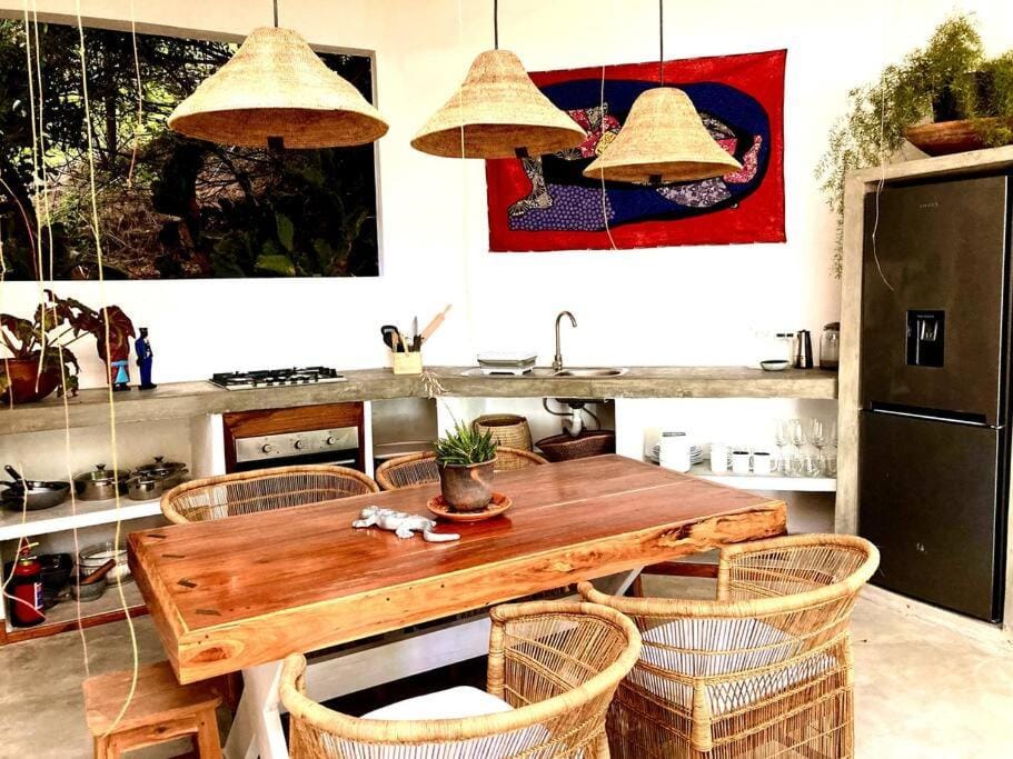 Kitchen or kitchenette, Dining area