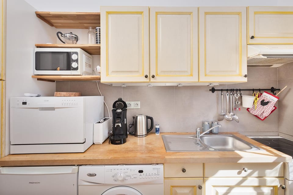 Coffee/tea facilities, Kitchen or kitchenette, dishwasher, oven, stove, toaster