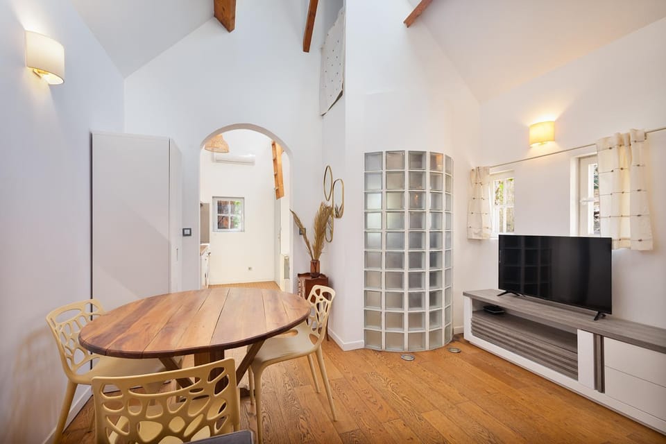 TV and multimedia, Dining area