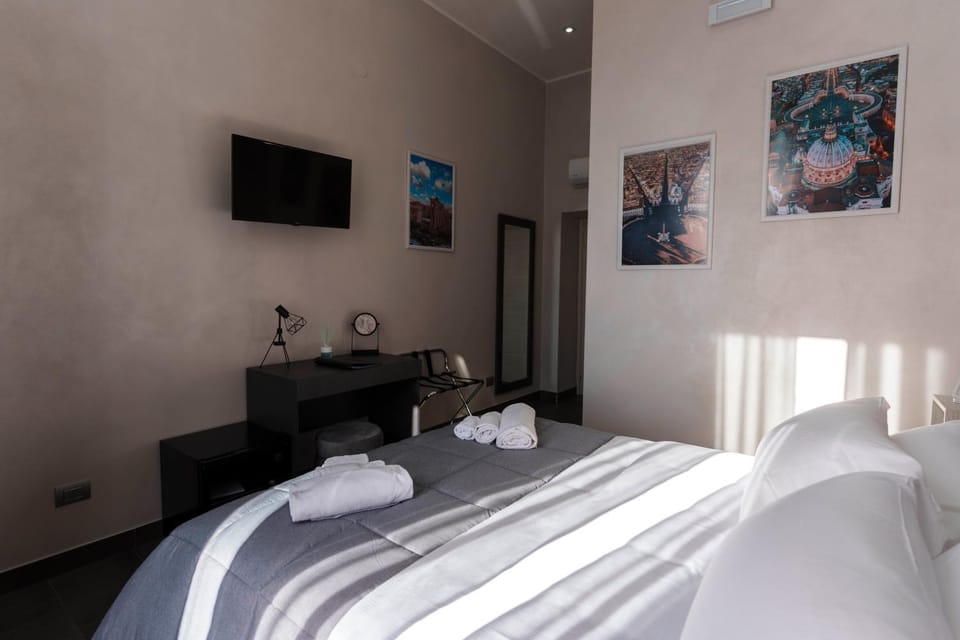 Bed, Bedroom, towels
