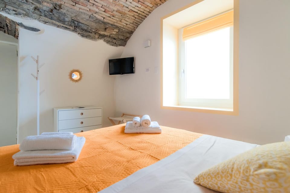Bed, TV and multimedia, towels