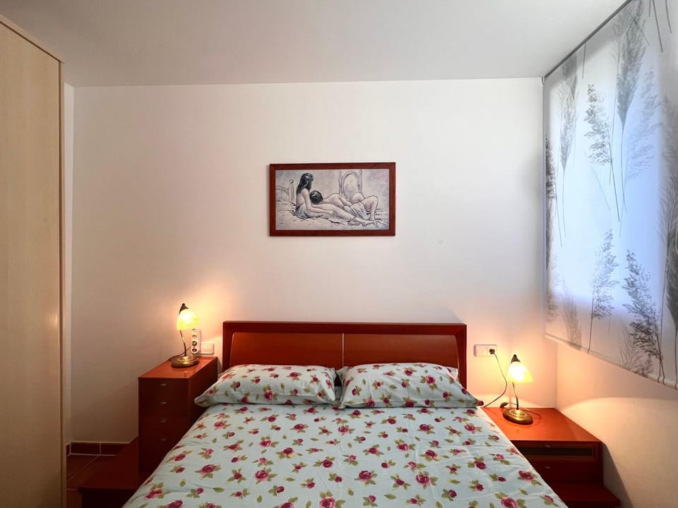 Bed, towels