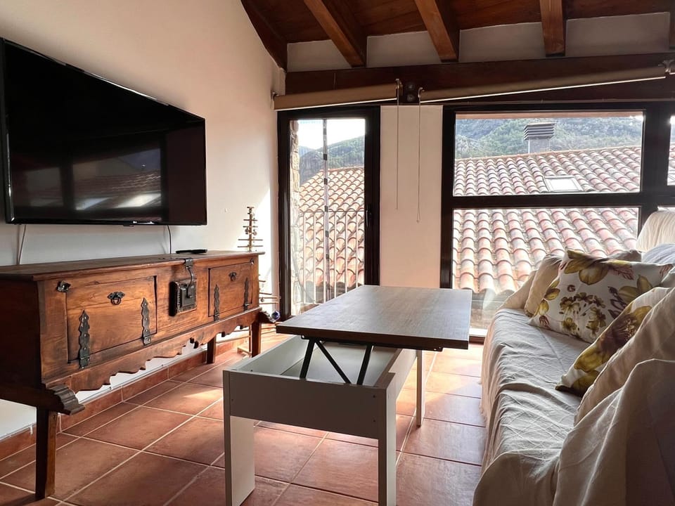 Communal lounge/ TV room, TV and multimedia, Dining area
