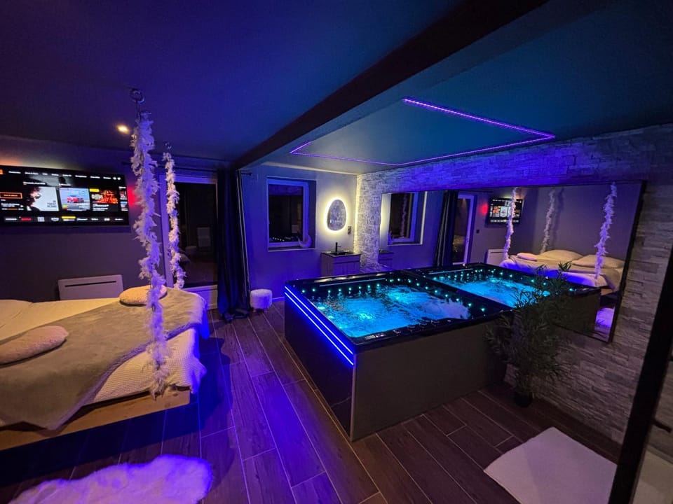 Bed, Hot Tub, Photo of the whole room, Bedroom