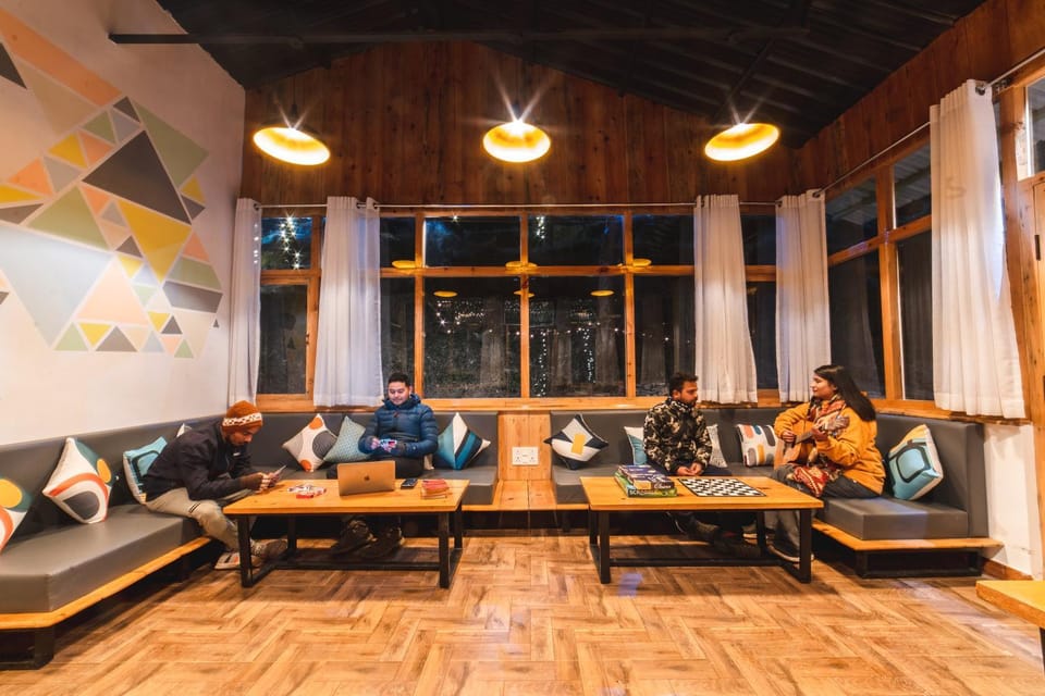 Living room, Seating area, group of guests