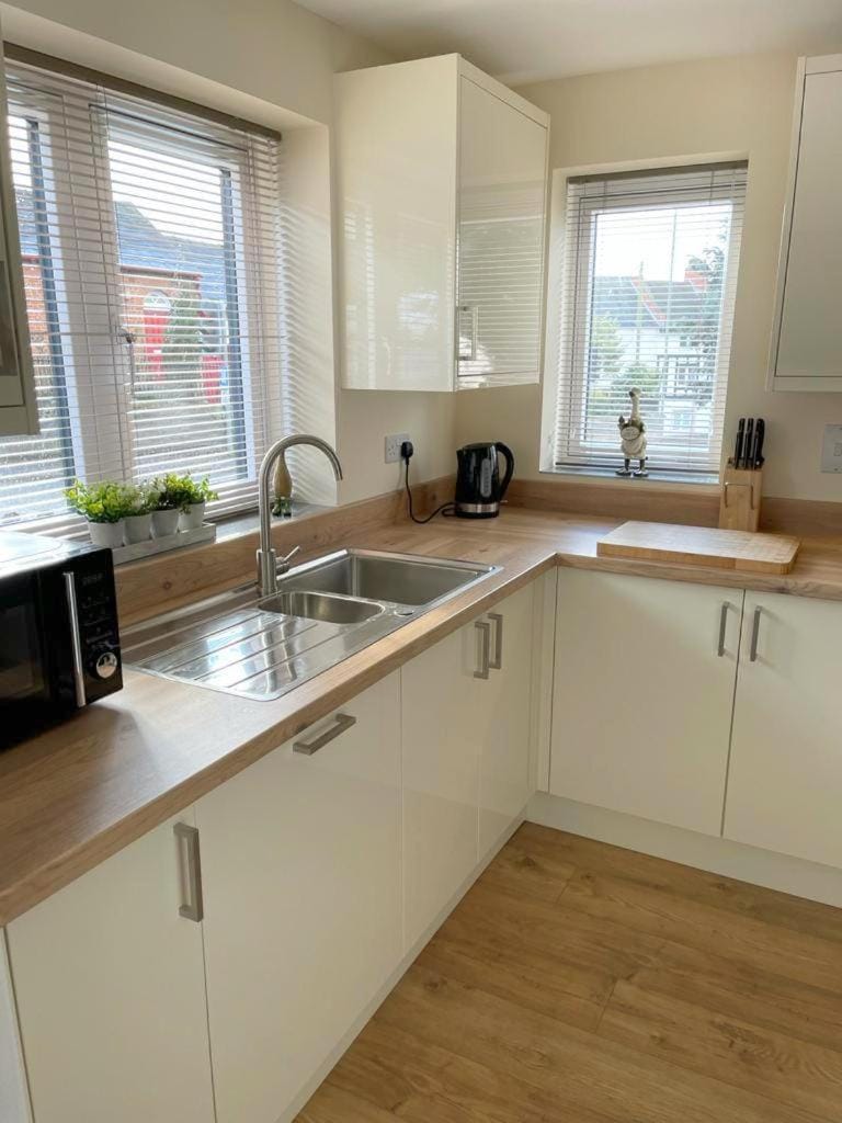 Pet Friendly Cottage Ashbourne with Parking House in East Staffordshire District