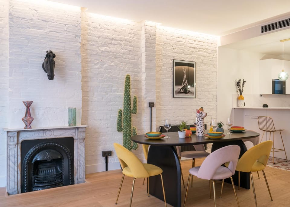 Kitchen or kitchenette, Seating area, Dining area
