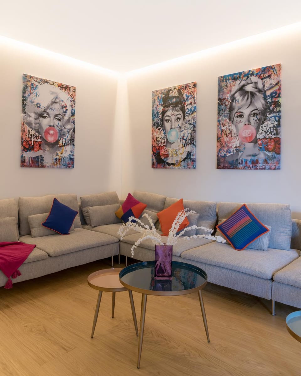 Living room, Seating area