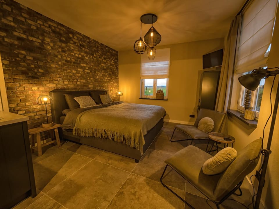 TV and multimedia, Seating area, Bedroom