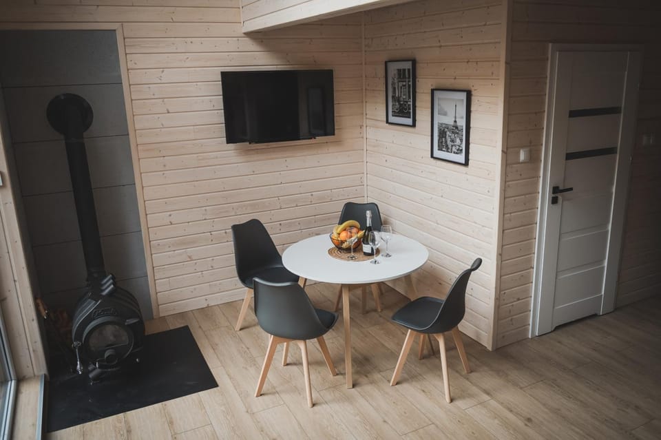 TV and multimedia, Living room, Food and drinks, Decorative detail, Seating area, Dining area, Area and facilities, Drinks, flat iron, locker