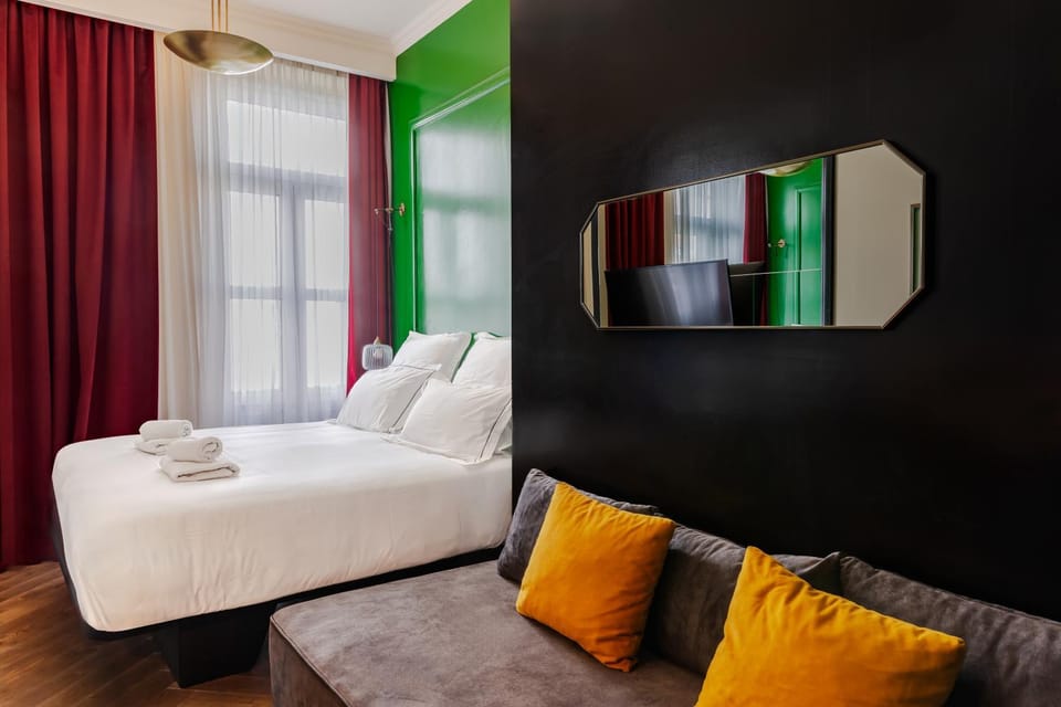 Bed, TV and multimedia, Living room, Photo of the whole room, Seating area, Bedroom