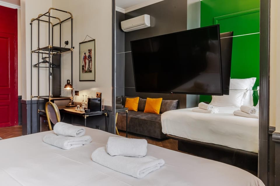 Bed, TV and multimedia, Living room, Photo of the whole room, Seating area, Bedroom, towels, air conditioner
