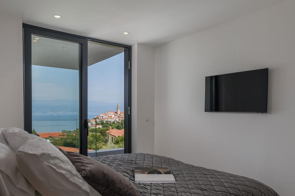 View (from property/room), Bedroom, City view, City view, Sea view, Sea view