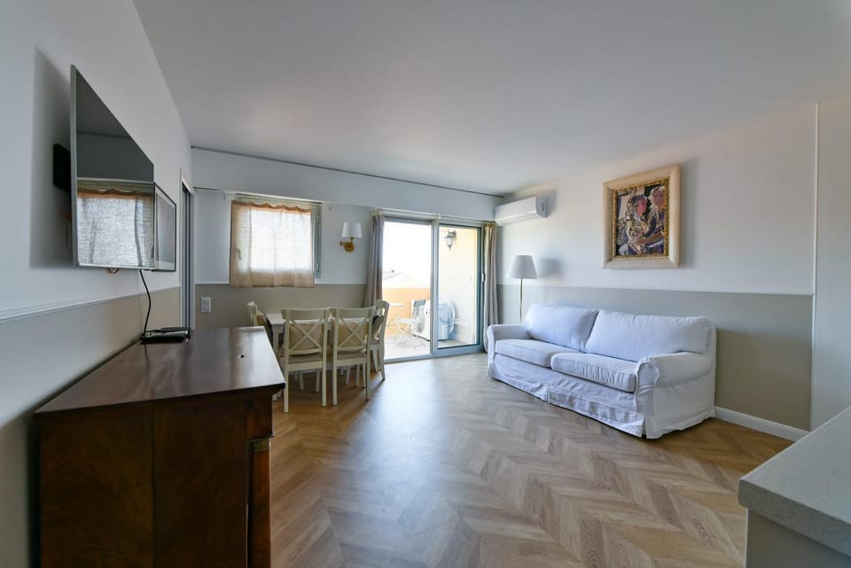 TV and multimedia, Living room, Photo of the whole room, Seating area, Dining area, air conditioner