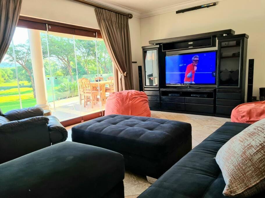 Spacious Golf & Wildlife Estate in Hartbeespoort 10 sleeper Villa in Gauteng