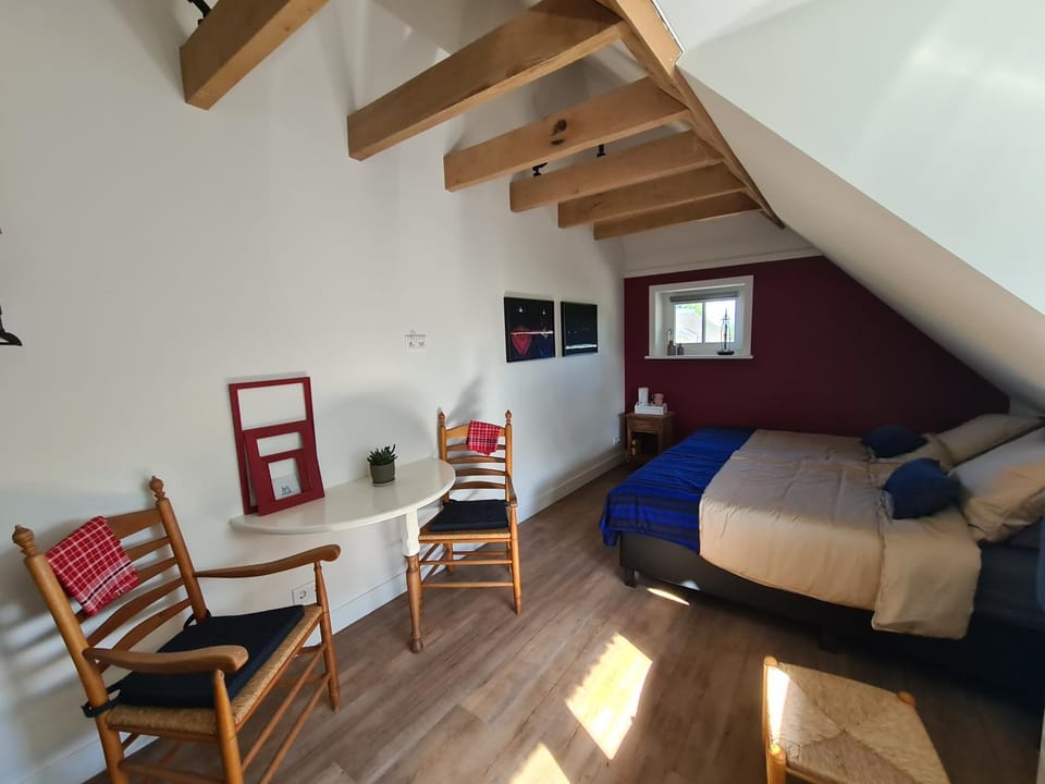Bed, Photo of the whole room, Seating area, Bedroom