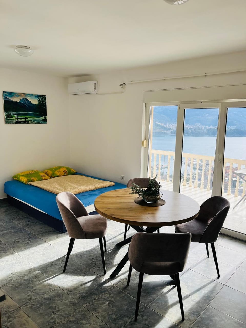 Bed, Living room