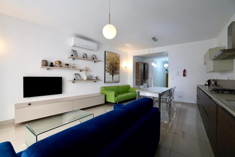 TV and multimedia, Kitchen or kitchenette, Living room, Seating area, Dining area, stove