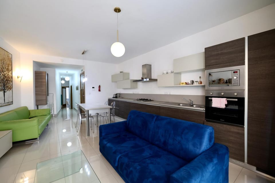 Kitchen or kitchenette, Living room, Seating area, Dining area, stove