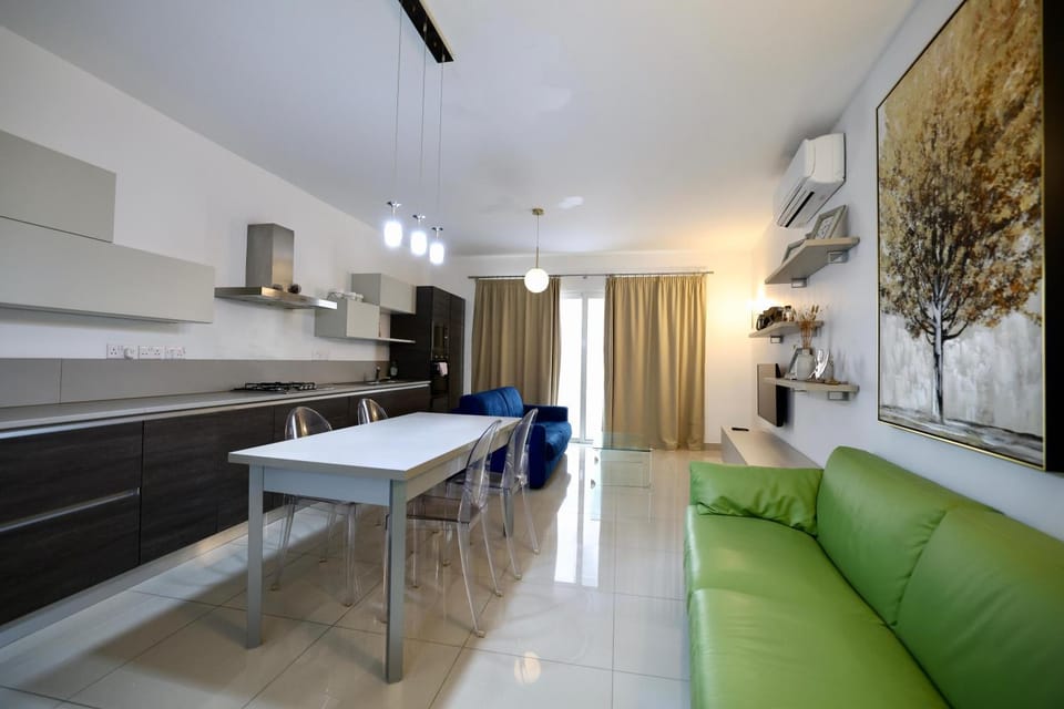 TV and multimedia, Kitchen or kitchenette, Living room, Seating area, Dining area, air conditioner