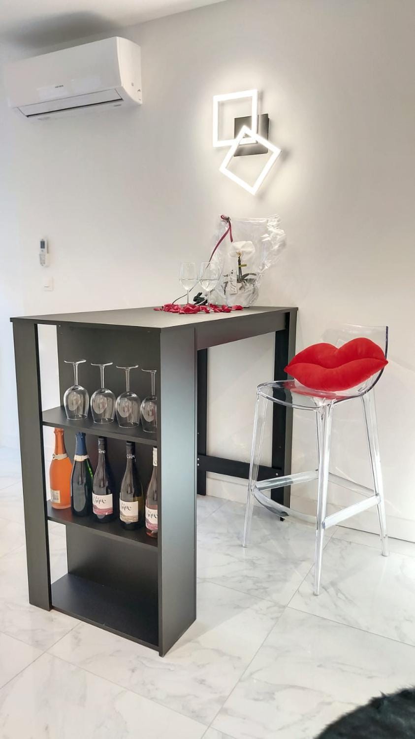 Lounge or bar, oven