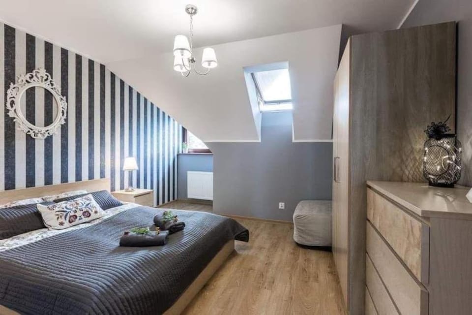 Bed, Living room, Photo of the whole room, Seating area, Bedroom