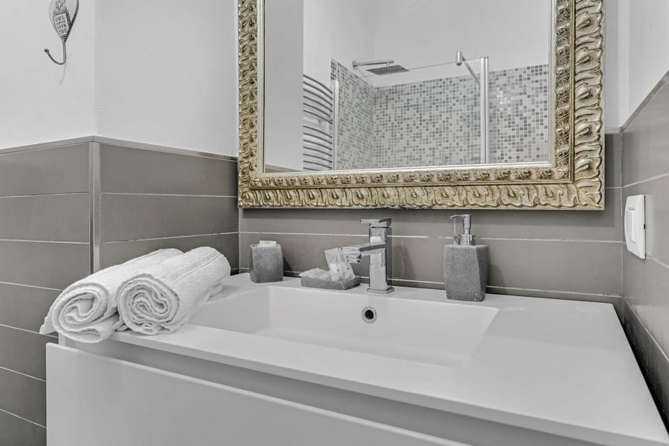Bathroom, Bedroom, towels