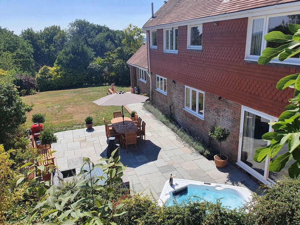Luxury 5-Bed Country House with Hot Tub, Views & Games Room, Sleeps 12 - Kent Downs House in England