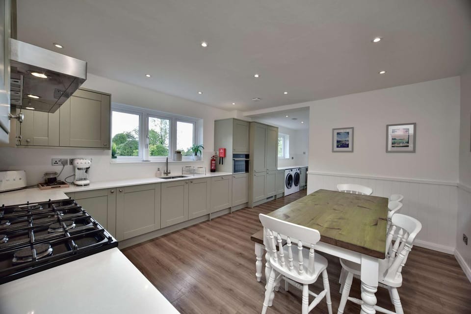 Luxury 5-Bed Country House with Hot Tub, Views & Games Room, Sleeps 12 - Kent Downs House in England