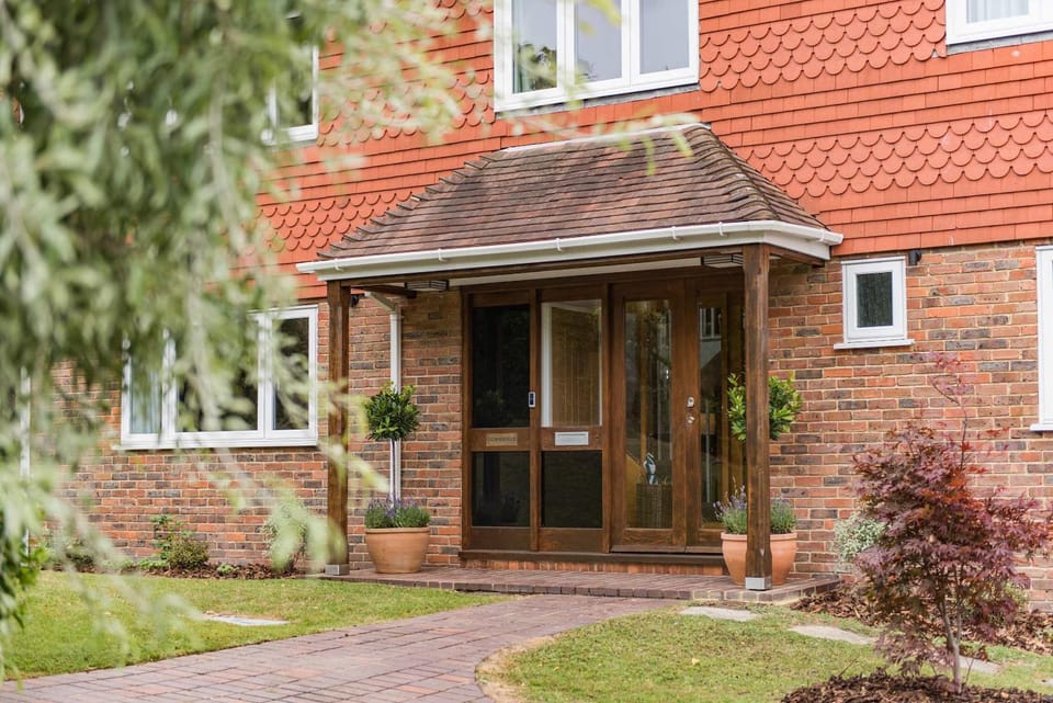 Luxury 5-Bed Country House with Hot Tub, Views & Games Room, Sleeps 12 - Kent Downs House in England