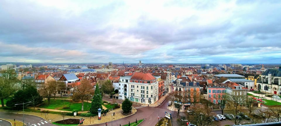Property building, Nearby landmark, Neighbourhood, City view