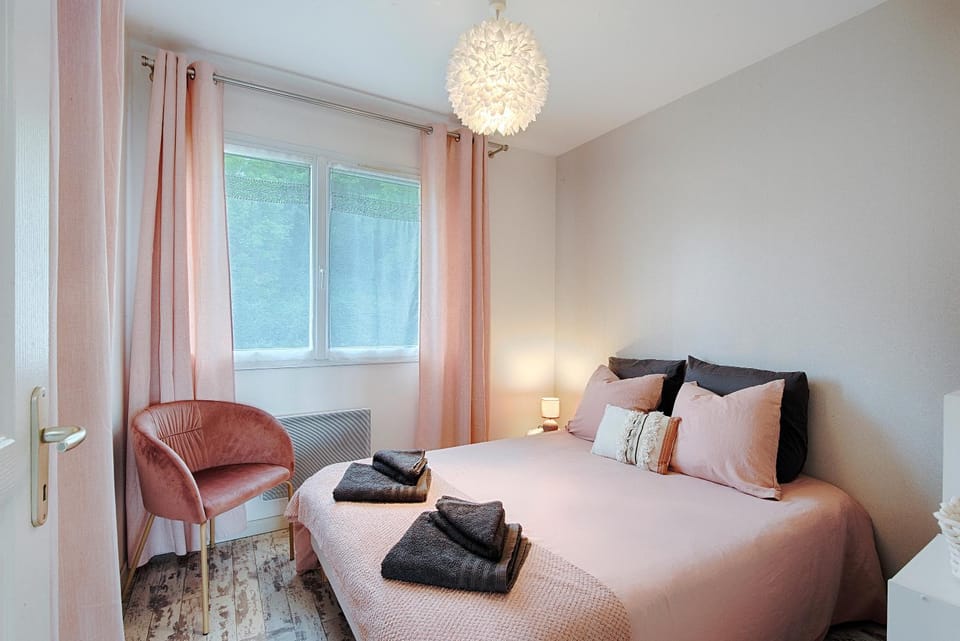 Photo of the whole room, Bedroom