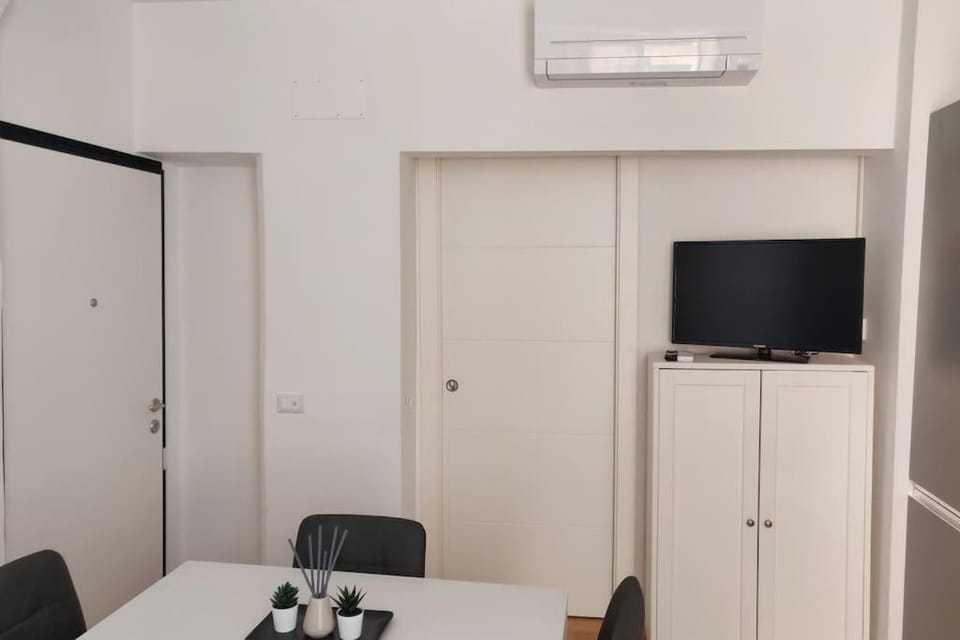 Communal lounge/ TV room, TV and multimedia, hair dresser, air conditioner