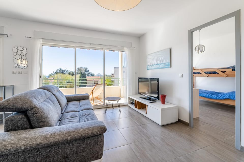 TV and multimedia, Living room, Seating area, Evening entertainment