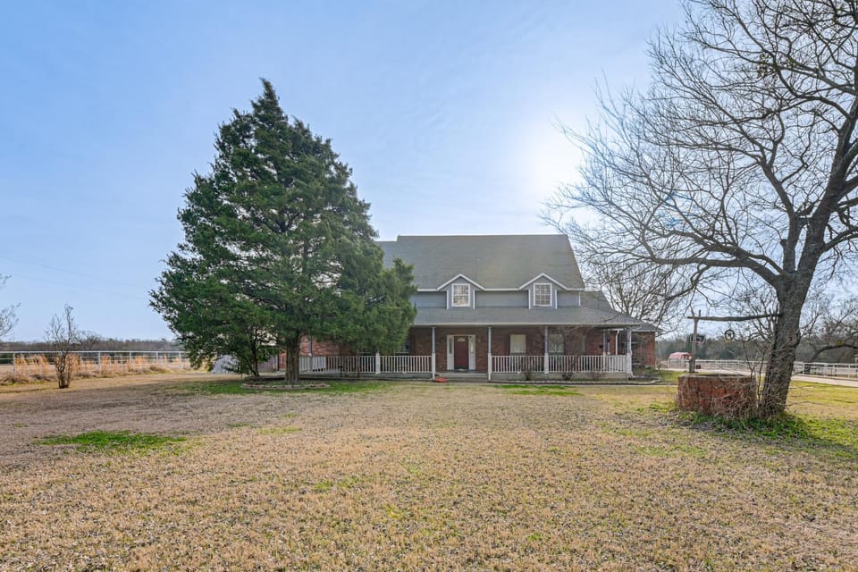 Space to Gather! Sherman Estate with Pool and Hot Tub House in Oklahoma