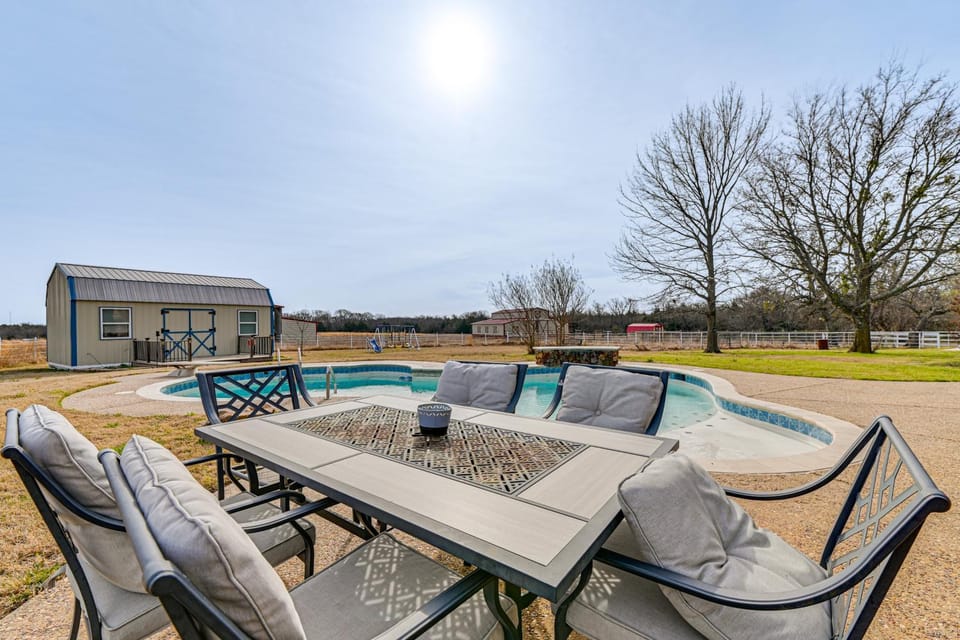 Space to Gather! Sherman Estate with Pool and Hot Tub House in Oklahoma