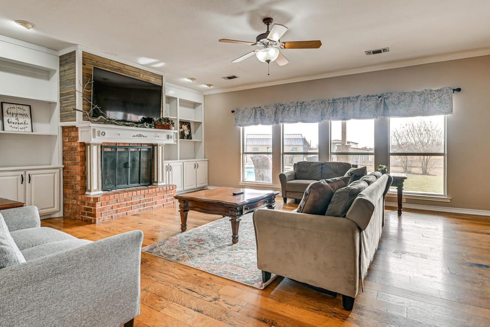 Space to Gather! Sherman Estate with Pool and Hot Tub House in Oklahoma