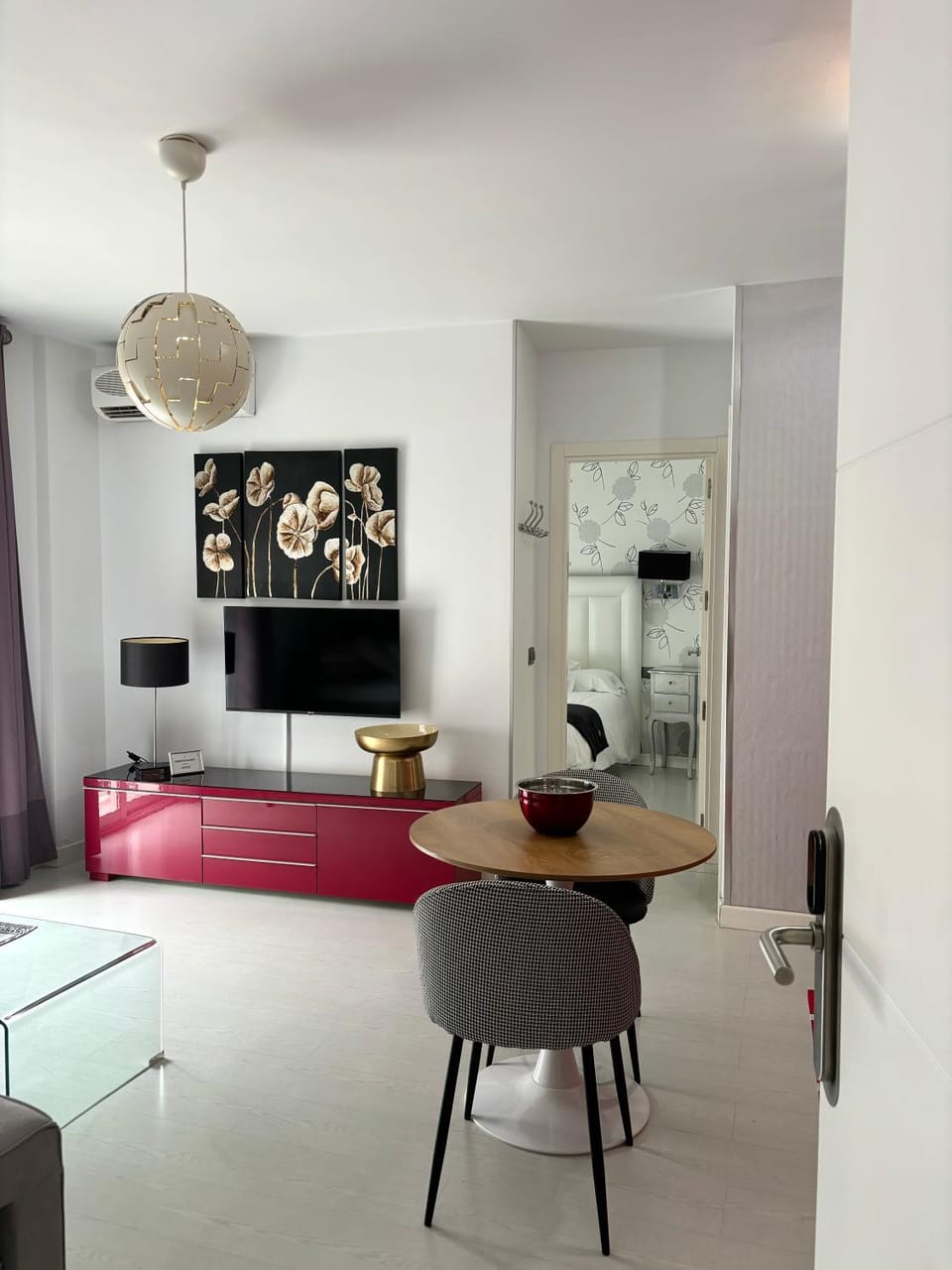 TV and multimedia, Living room, Seating area, Dining area, air conditioner