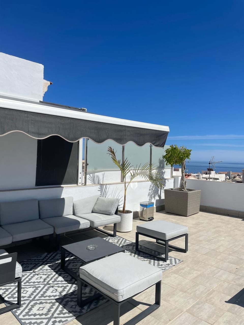 Property building, Garden, Balcony/Terrace
