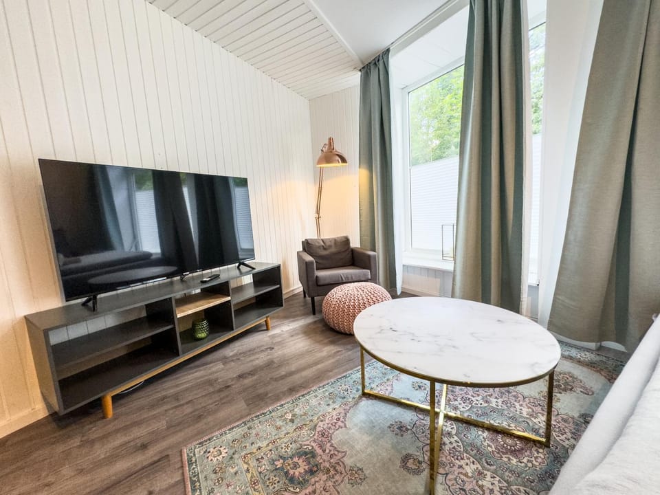 Communal lounge/ TV room, Bed, TV and multimedia, Living room, Photo of the whole room, Seating area, Evening entertainment, Bedroom