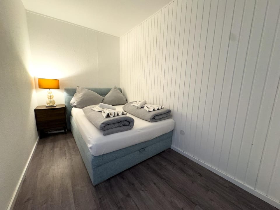 Bed, Photo of the whole room, Bedroom, towels