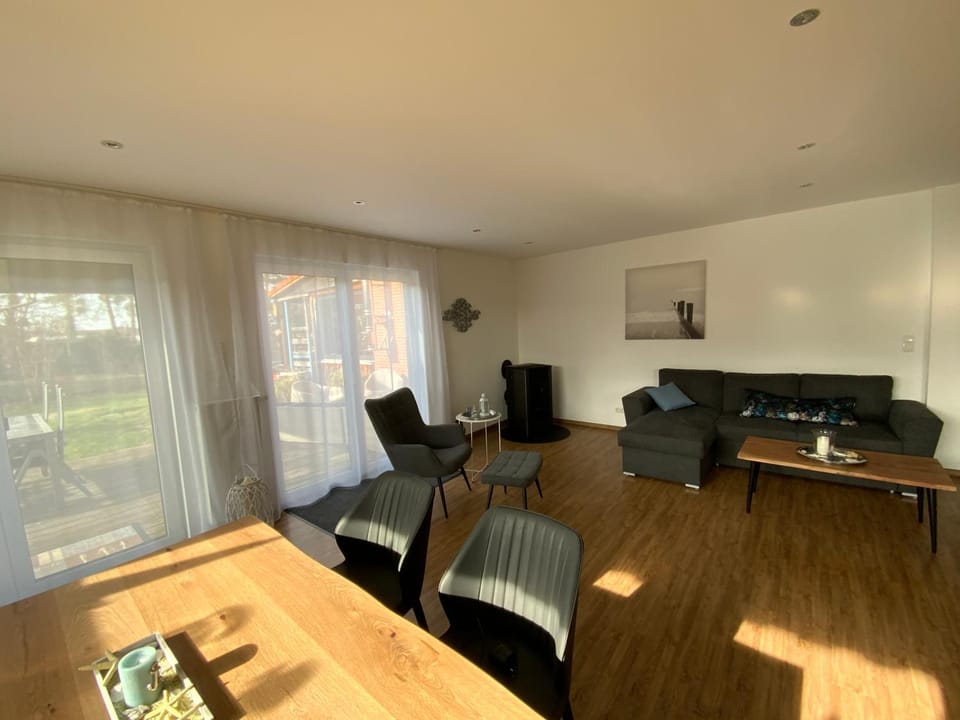 Living room, Seating area, Dining area, hair dresser