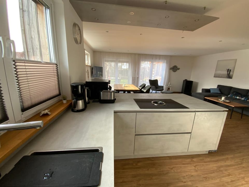 Kitchen or kitchenette, Seating area, minibar, pet friendly
